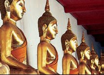 Thajsko, Východní pobřeží, řada Budhů v chrámu Phra Si Rattana Mahathat